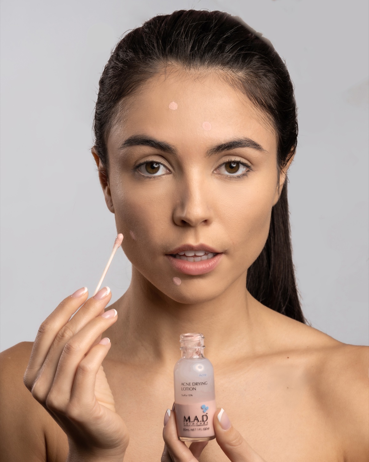 Punktowa aplikacja Acne Drying Lotion na skórę